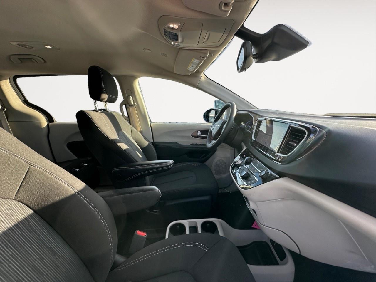 2024 Dodge Grand Caravan SXT 2WD Photo