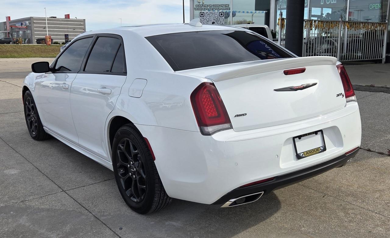 2022 Chrysler 300 300S AWD Photo2
