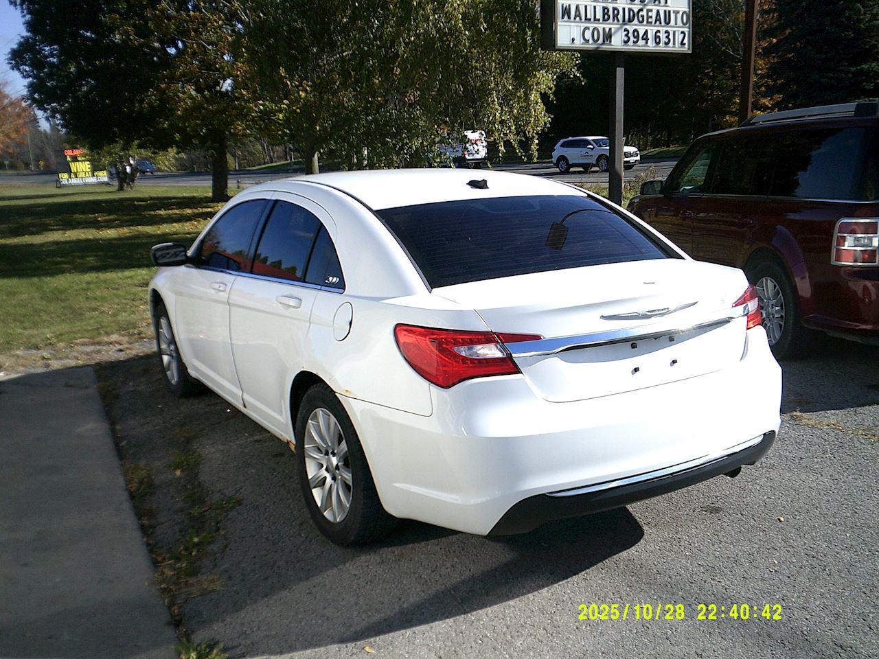 2013 Chrysler 200 LX Photo