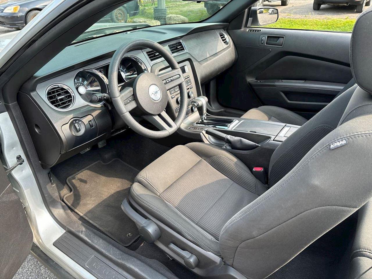 2010 Ford Mustang V6 Photo4