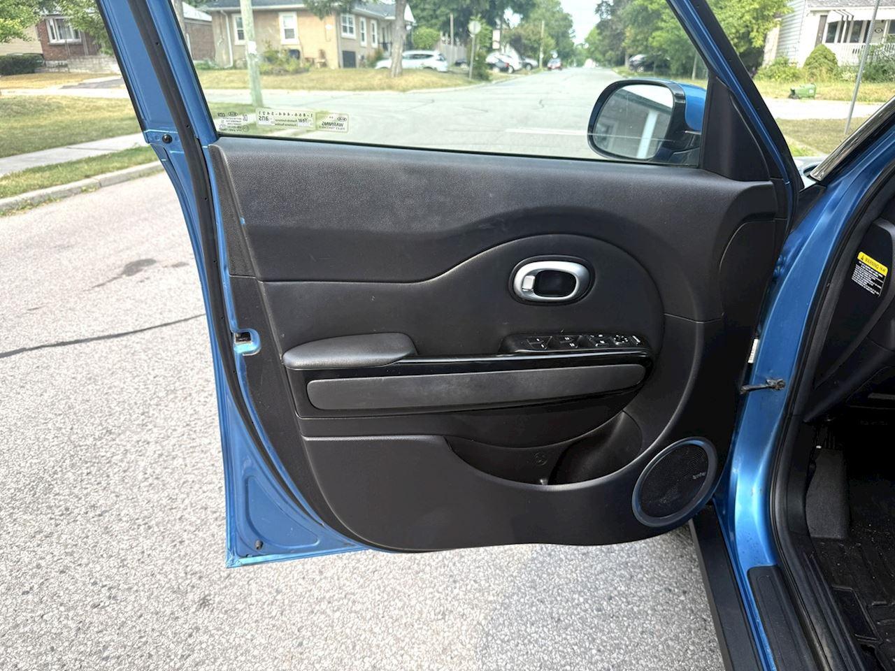 2016 Kia Soul EX/EX+ ECO/SX/SX Luxury/EX+/Sport Inferno Red/Black/Sport Onyx Black/Red/Urban Cappuccino/Urban Titanium/Urban Inferno Red/Sport Polar White/Red Photo