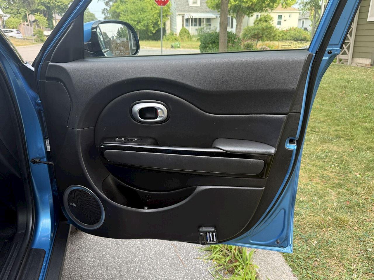 2016 Kia Soul EX/EX+ ECO/SX/SX Luxury/EX+/Sport Inferno Red/Black/Sport Onyx Black/Red/Urban Cappuccino/Urban Titanium/Urban Inferno Red/Sport Polar White/Red Photo