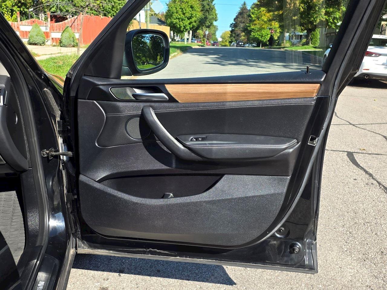 2011 BMW X3 28i Photo