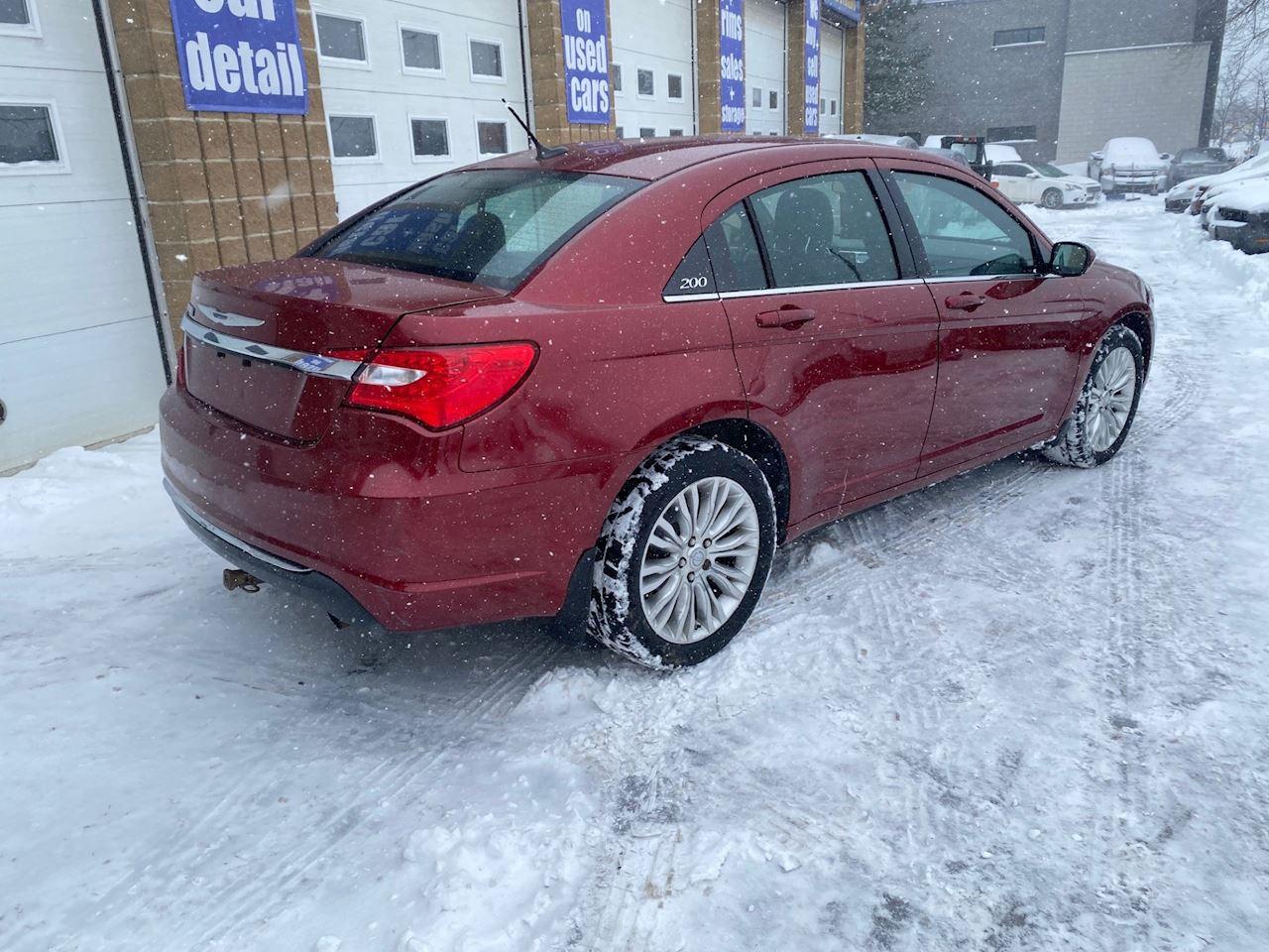 2013 Chrysler 200 Touring Photo4