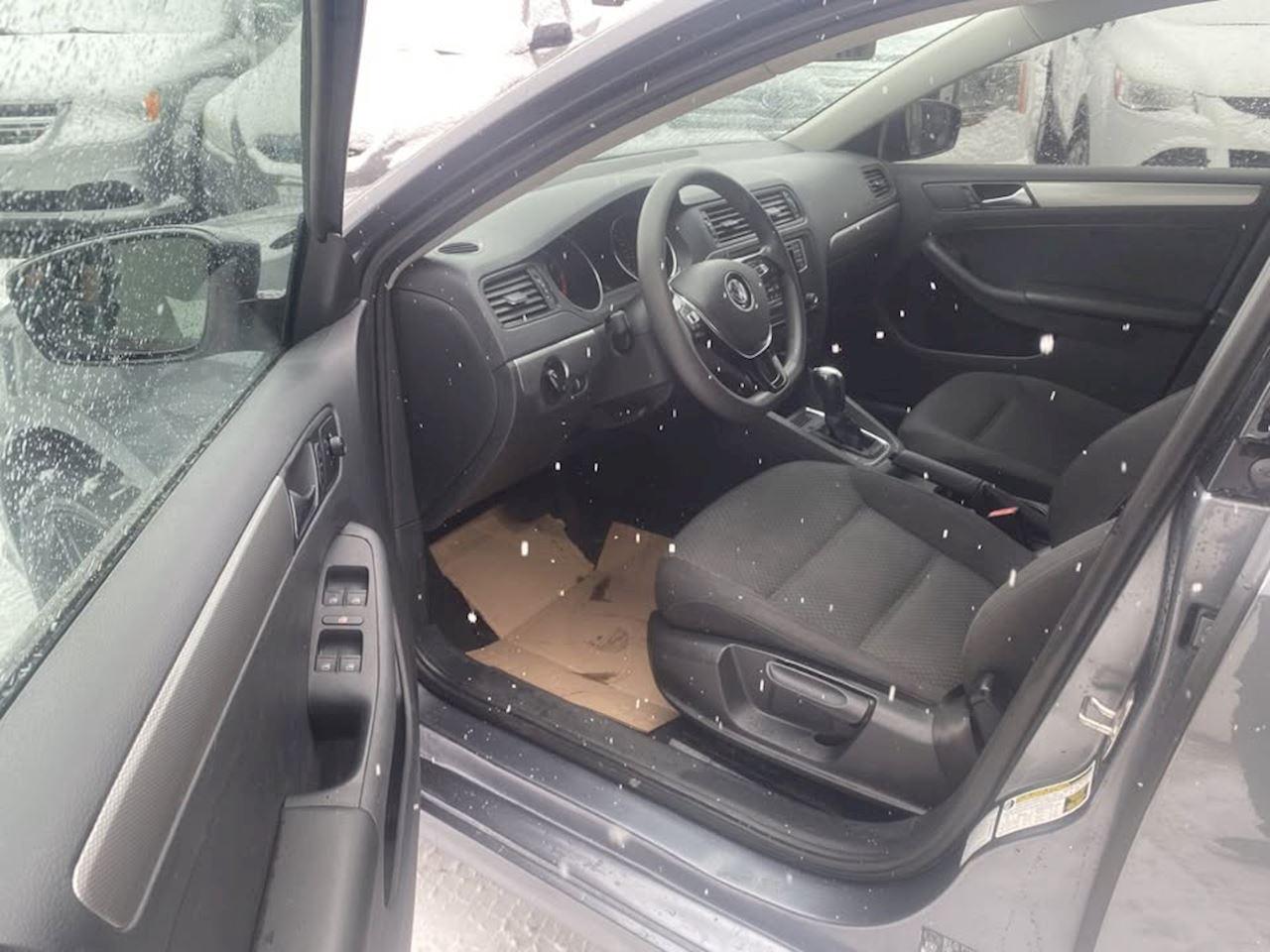 2019 Toyota Camry Hybrid Photo2