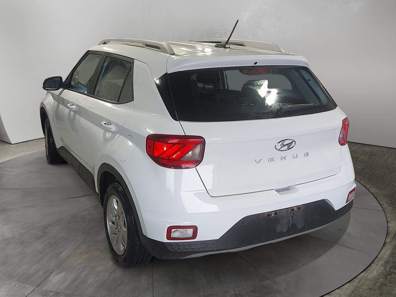 2023 Hyundai Venue PREFERRED Photo3