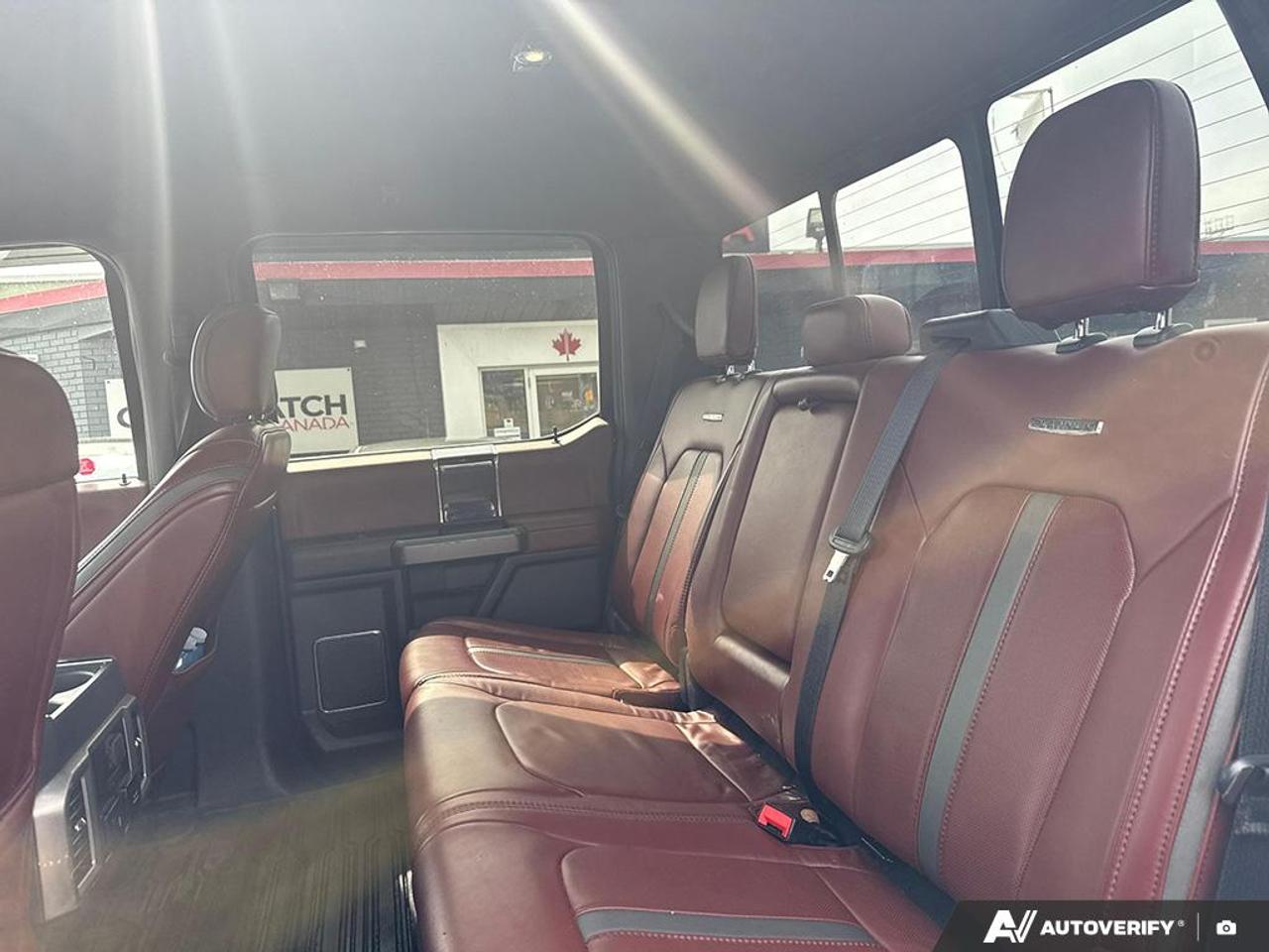 2022 Ford SUPER DUTY F-350 SRW PLATINUM / FX4 / LEATHER / NAV / 4X4 / PWR SEATS Photo