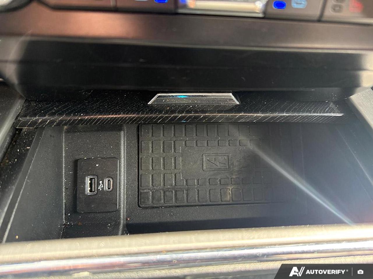 2022 Ford SUPER DUTY F-350 SRW PLATINUM / FX4 / LEATHER / NAV / 4X4 / PWR SEATS Photo