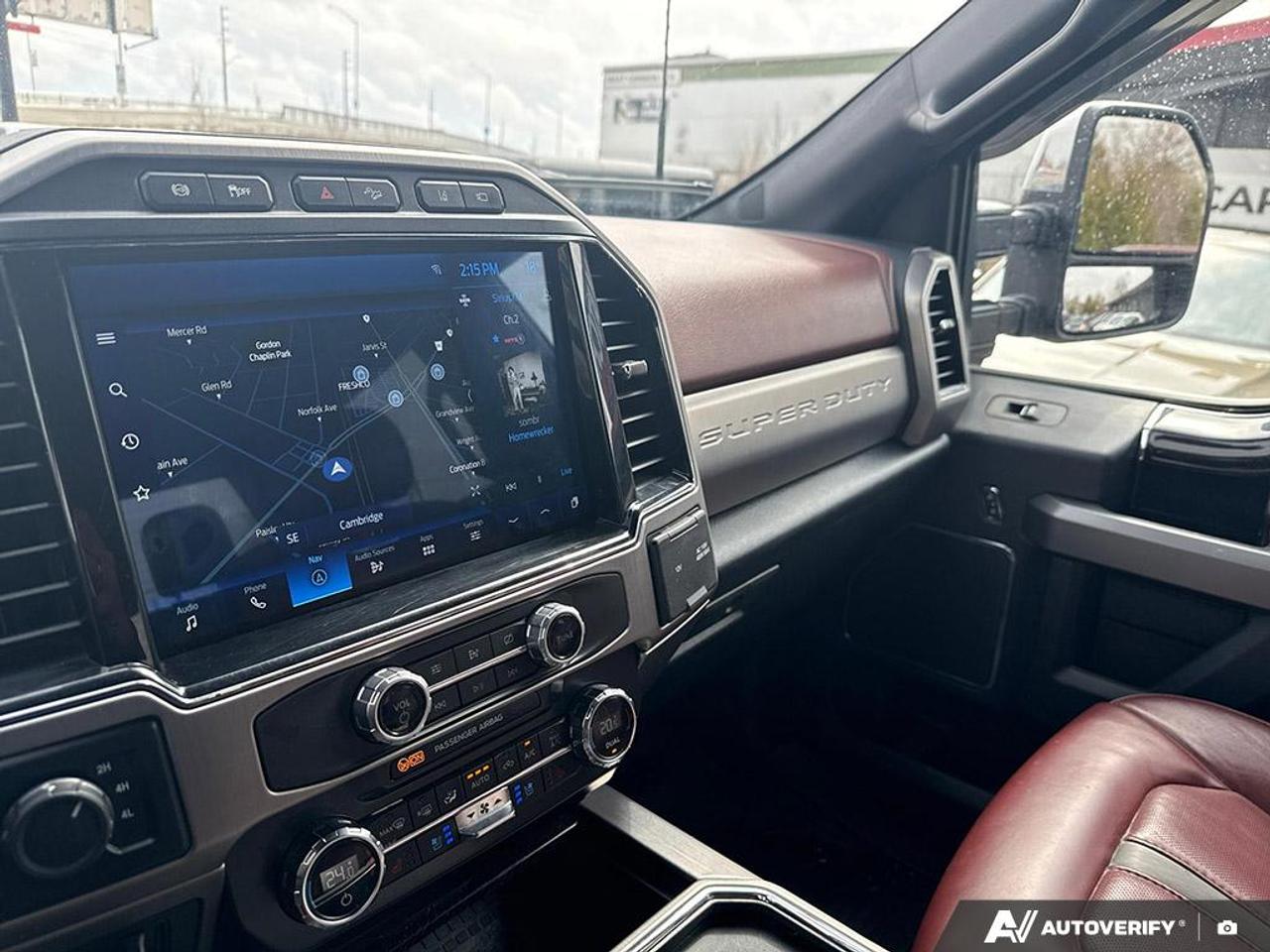 2022 Ford SUPER DUTY F-350 SRW PLATINUM / FX4 / LEATHER / NAV / 4X4 / PWR SEATS Photo