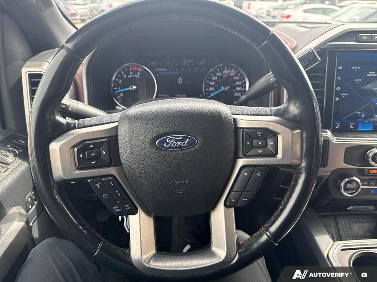 2022 Ford SUPER DUTY F-350 SRW PLATINUM / FX4 / LEATHER / NAV / 4X4 / PWR SEATS Photo