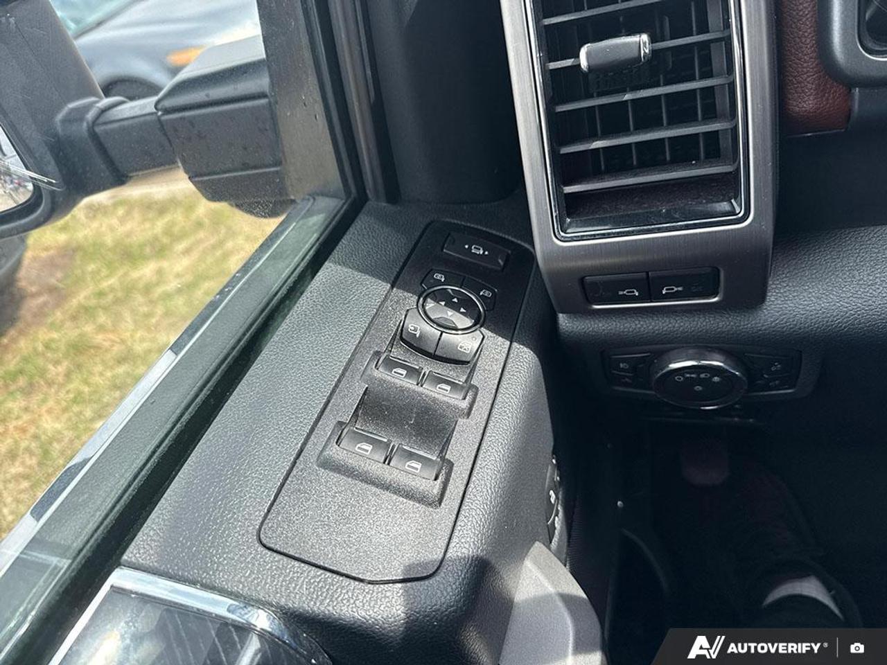 2022 Ford SUPER DUTY F-350 SRW PLATINUM / FX4 / LEATHER / NAV / 4X4 / PWR SEATS Photo