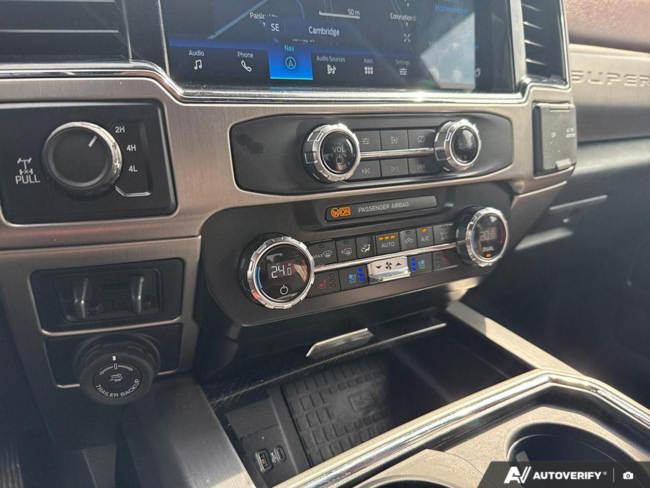 2022 Ford SUPER DUTY F-350 SRW PLATINUM / FX4 / LEATHER / NAV / 4X4 / PWR SEATS Photo