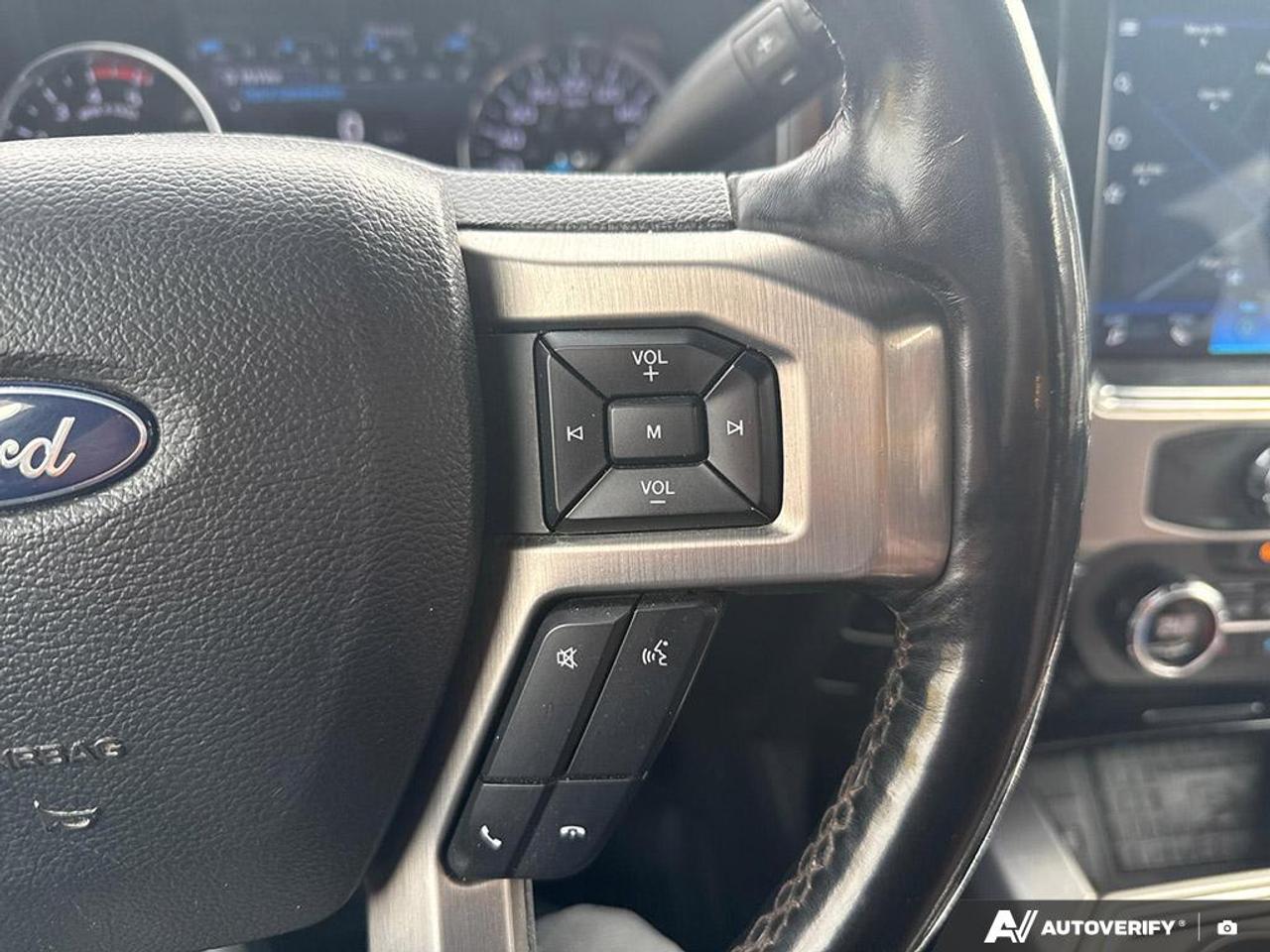 2022 Ford SUPER DUTY F-350 SRW PLATINUM / FX4 / LEATHER / NAV / 4X4 / PWR SEATS Photo