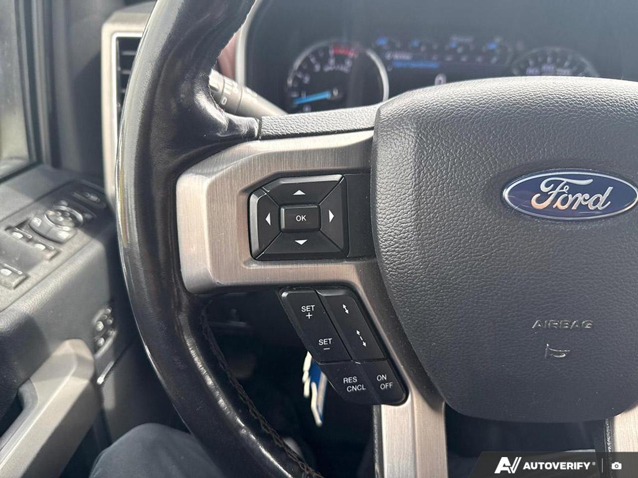 2022 Ford SUPER DUTY F-350 SRW PLATINUM / FX4 / LEATHER / NAV / 4X4 / PWR SEATS Photo