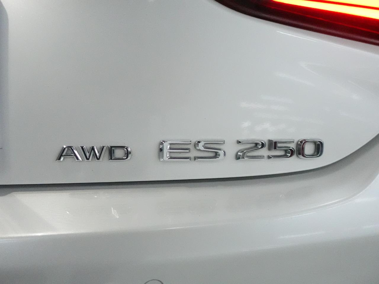 2022 Lexus ES 250 AWD | Leather | Sunroof | BSM | ACC | CarPlay