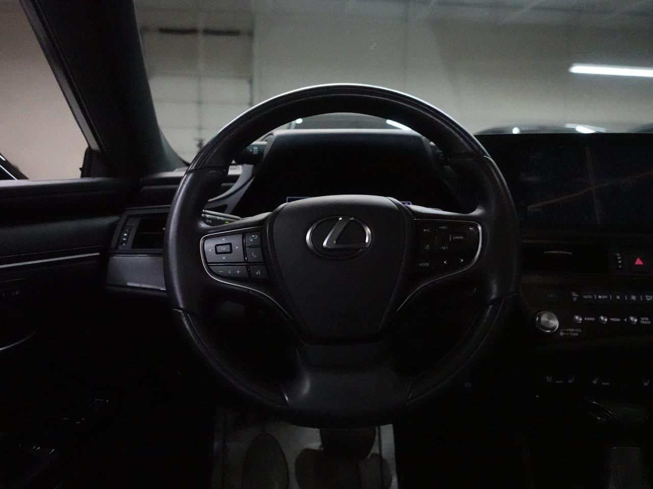 2022 Lexus ES 250 AWD | Leather | Sunroof | BSM | ACC | CarPlay