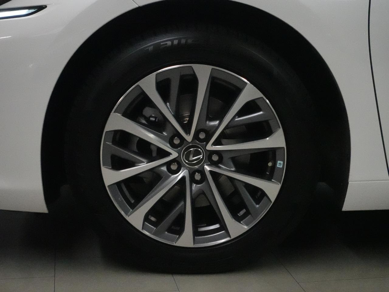 2022 Lexus ES 250 AWD | Leather | Sunroof | BSM | ACC | CarPlay