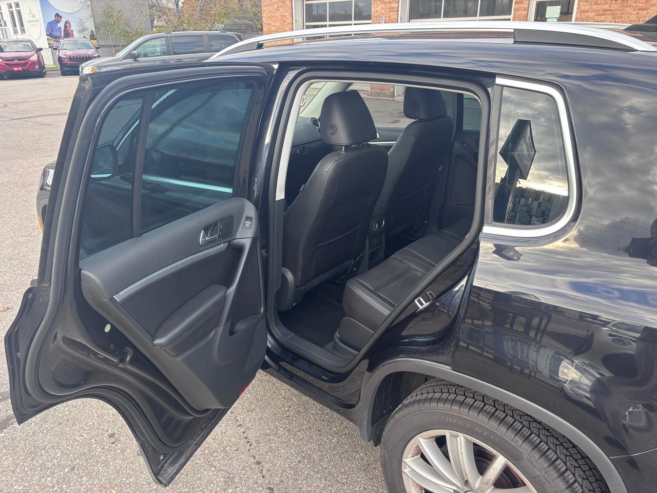 2017 Volkswagen Tiguan AWD PANO ROOF LOW KMS! - Photo #11