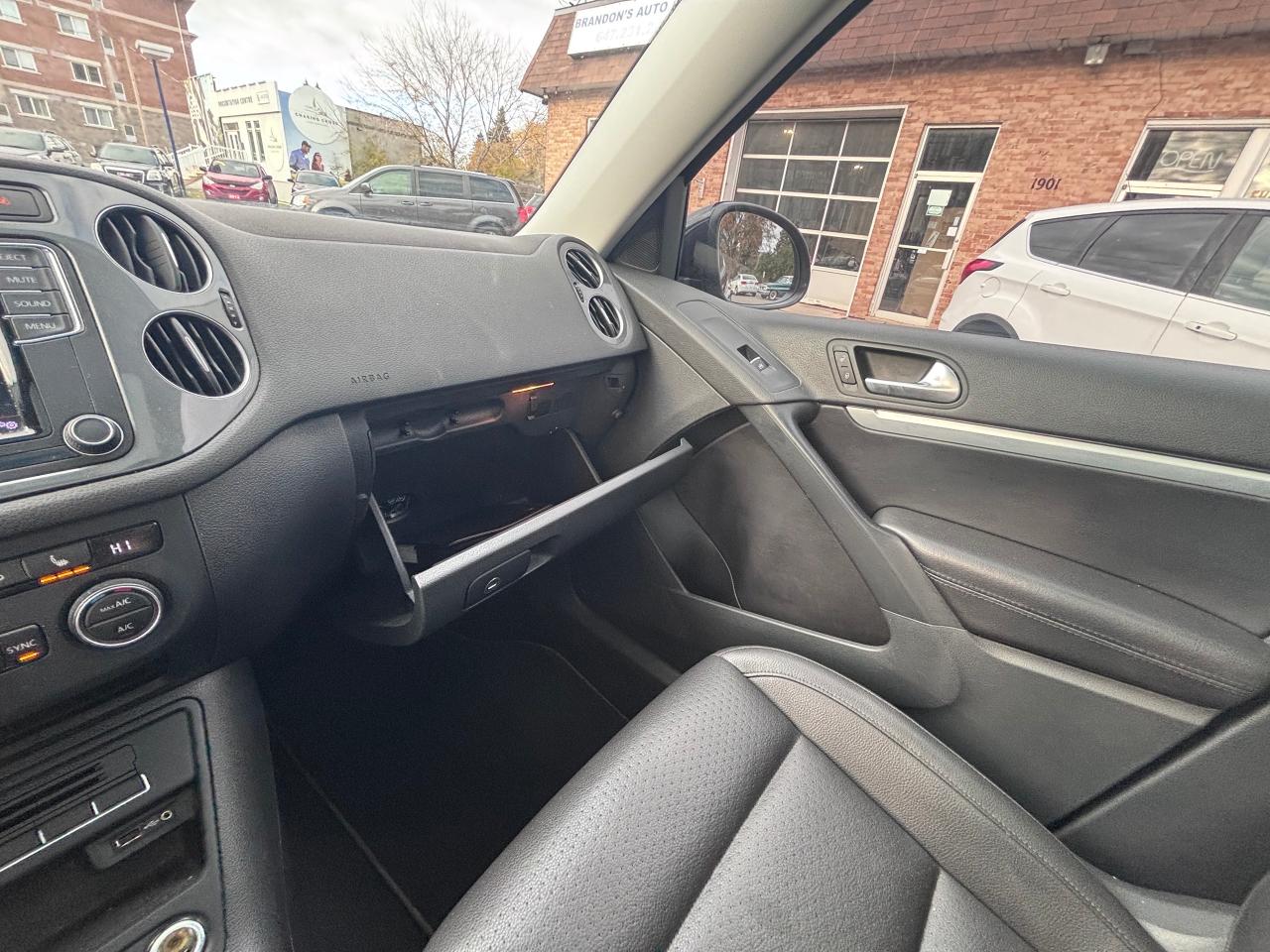 2017 Volkswagen Tiguan AWD PANO ROOF LOW KMS! - Photo #24