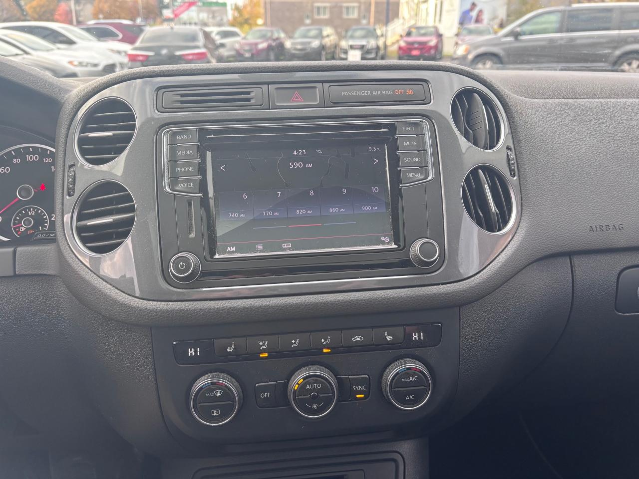 2017 Volkswagen Tiguan AWD PANO ROOF LOW KMS! - Photo #18