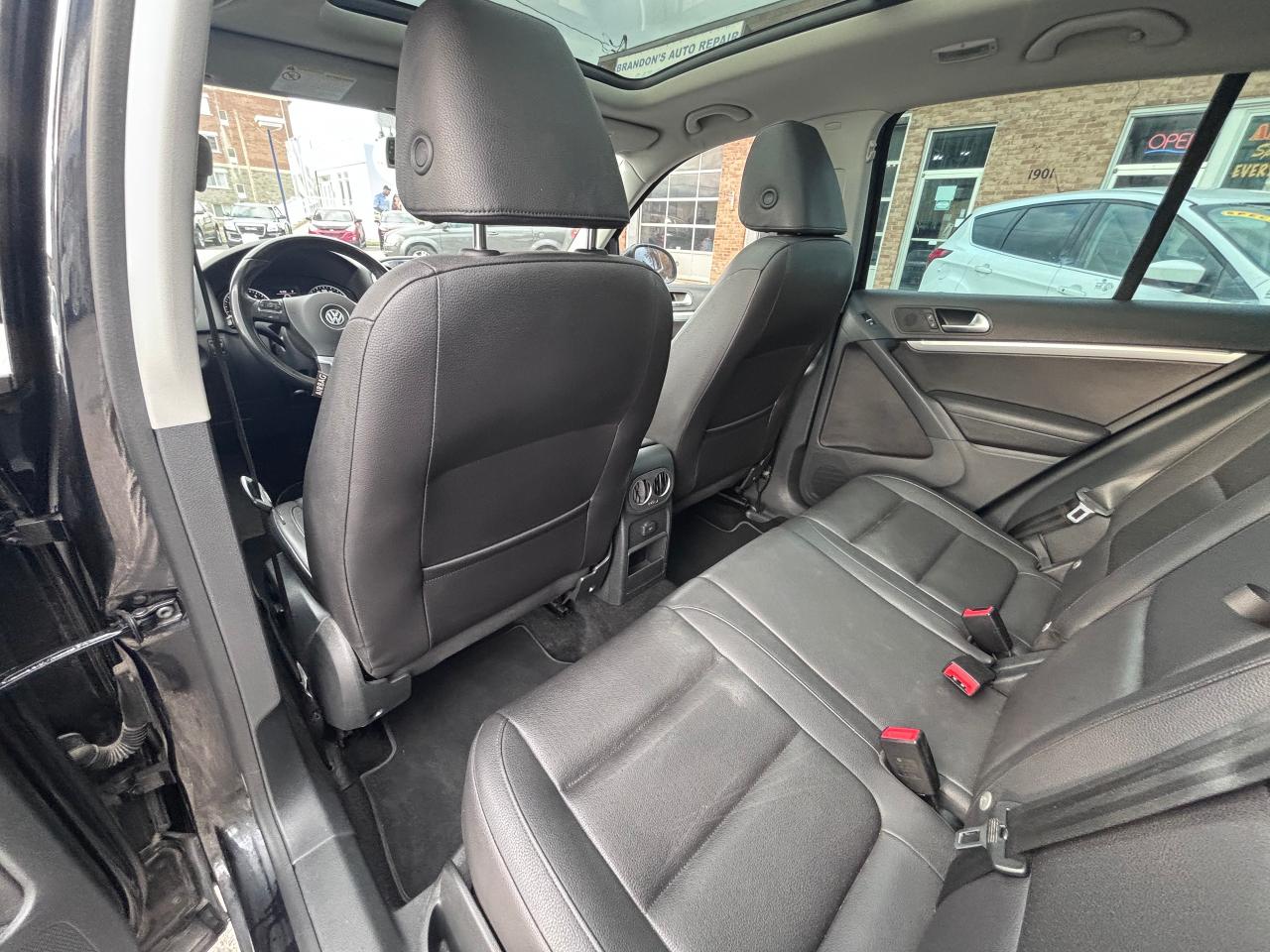 2017 Volkswagen Tiguan AWD PANO ROOF LOW KMS! - Photo #12