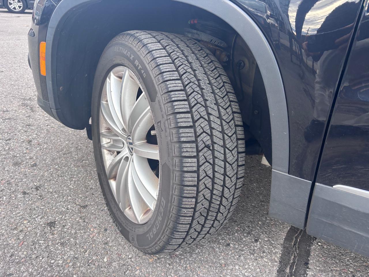 2017 Volkswagen Tiguan AWD PANO ROOF LOW KMS! - Photo #2