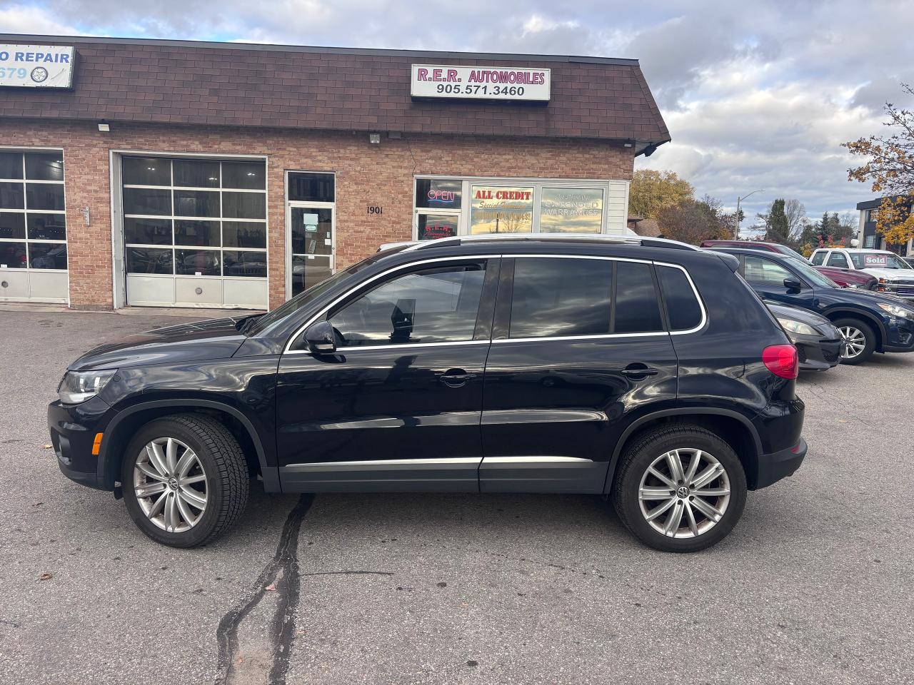 2017 Volkswagen Tiguan AWD PANO ROOF LOW KMS!