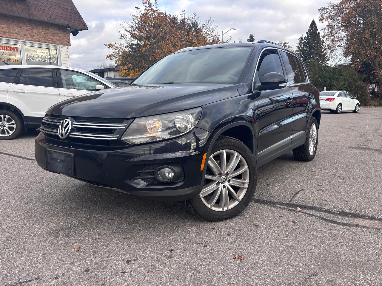 2017 Volkswagen Tiguan AWD PANO ROOF LOW KMS! - Photo #3
