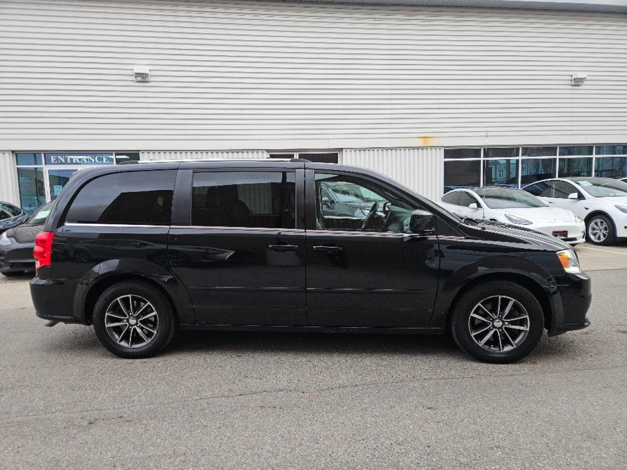 2016 Dodge Grand Caravan SXT PREMIUM PLUS-STOW & GO-POWER SLIDING DOOR Photo