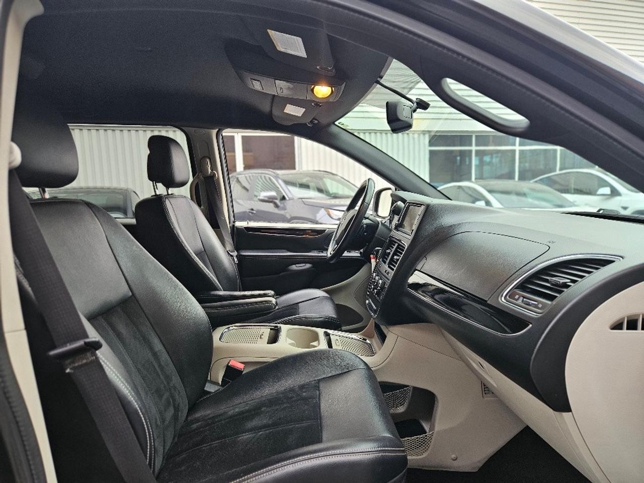 2016 Dodge Grand Caravan SXT PREMIUM PLUS-STOW & GO-POWER SLIDING DOOR Photo