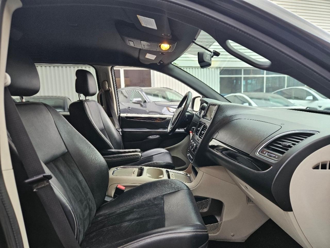 2016 Dodge Grand Caravan SXT PREMIUM PLUS-STOW & GO-POWER SLIDING DOOR Photo