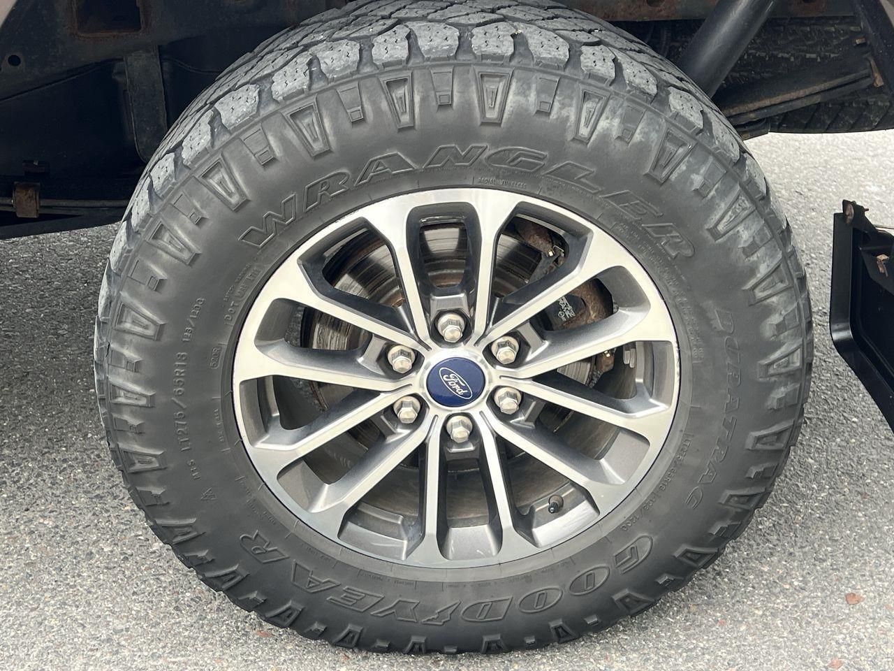 2019 Ford F-150 Lariat 4X4, MOONROOF, HEATED LEATHER SEATS, HEATED STEERING WHEEL, POWER TRUNKGATE, NAV, BACK UP CAM!! Photo