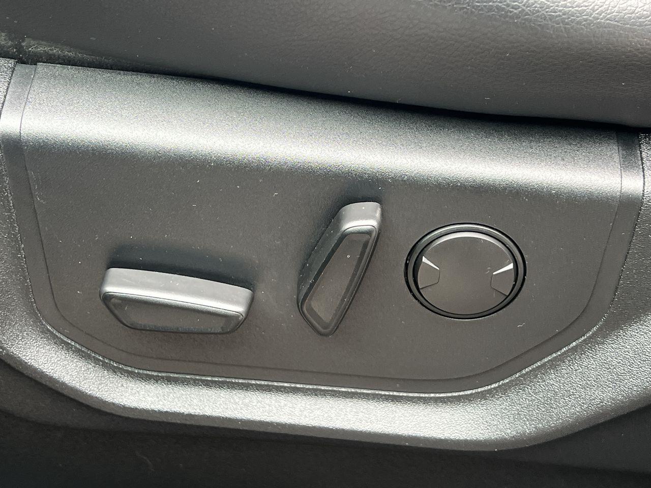 2019 Ford F-150 Lariat 4X4, MOONROOF, HEATED LEATHER SEATS, HEATED STEERING WHEEL, POWER TRUNKGATE, NAV, BACK UP CAM!! Photo