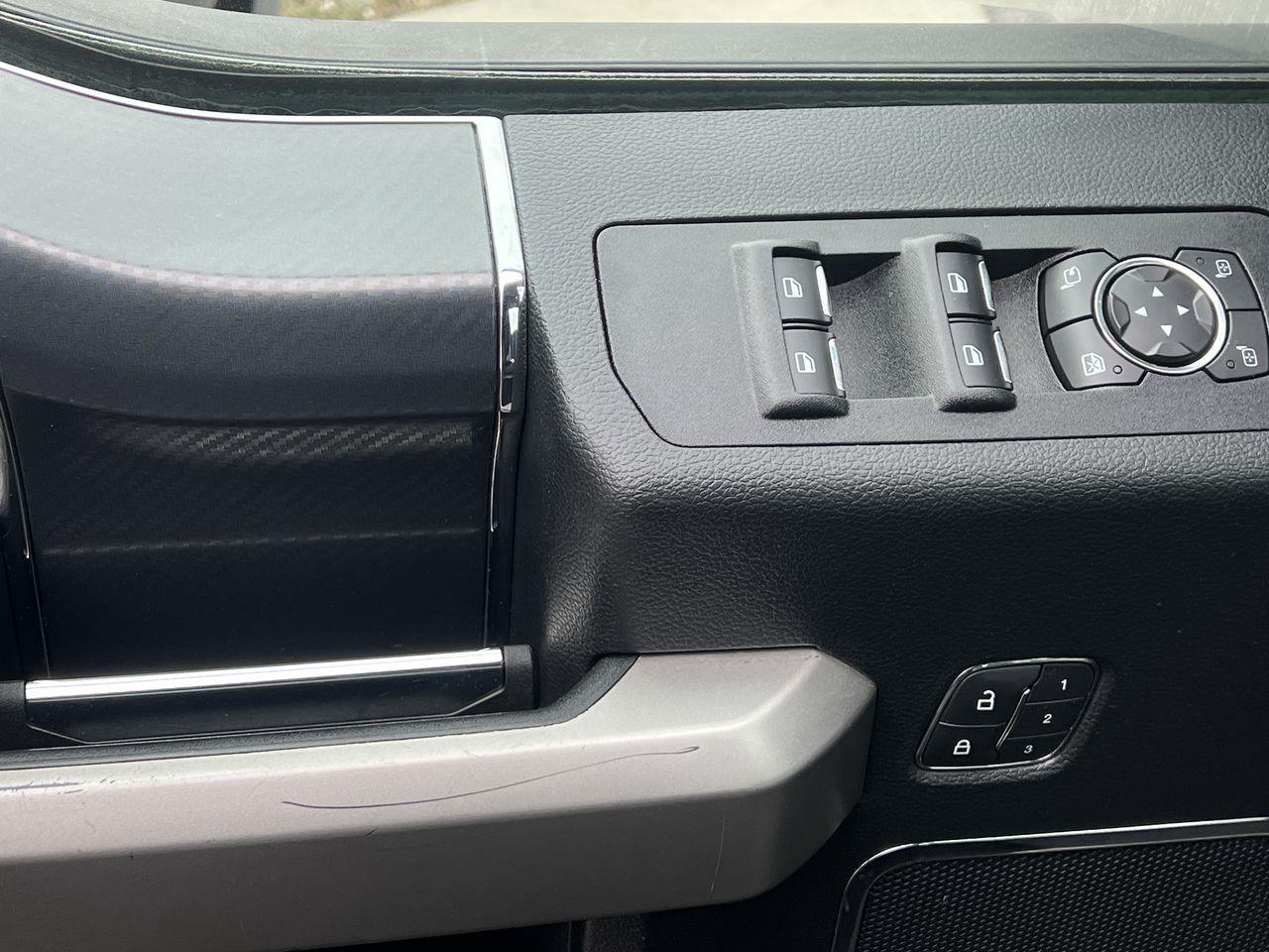 2019 Ford F-150 Lariat 4X4, MOONROOF, HEATED LEATHER SEATS, HEATED STEERING WHEEL, POWER TRUNKGATE, NAV, BACK UP CAM!! Photo