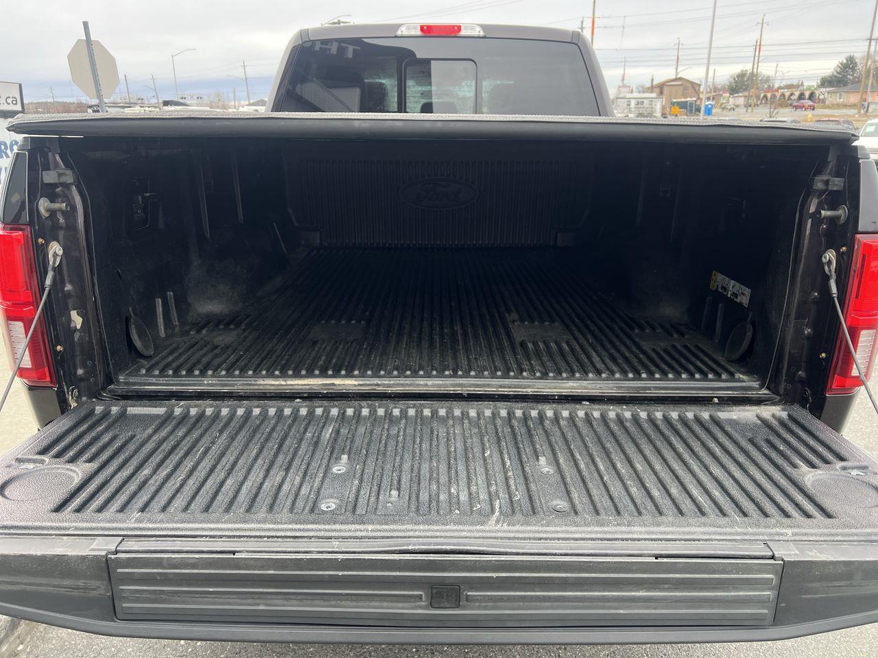 2019 Ford F-150 Lariat 4X4, MOONROOF, HEATED LEATHER SEATS, HEATED STEERING WHEEL, POWER TRUNKGATE, NAV, BACK UP CAM!! Photo