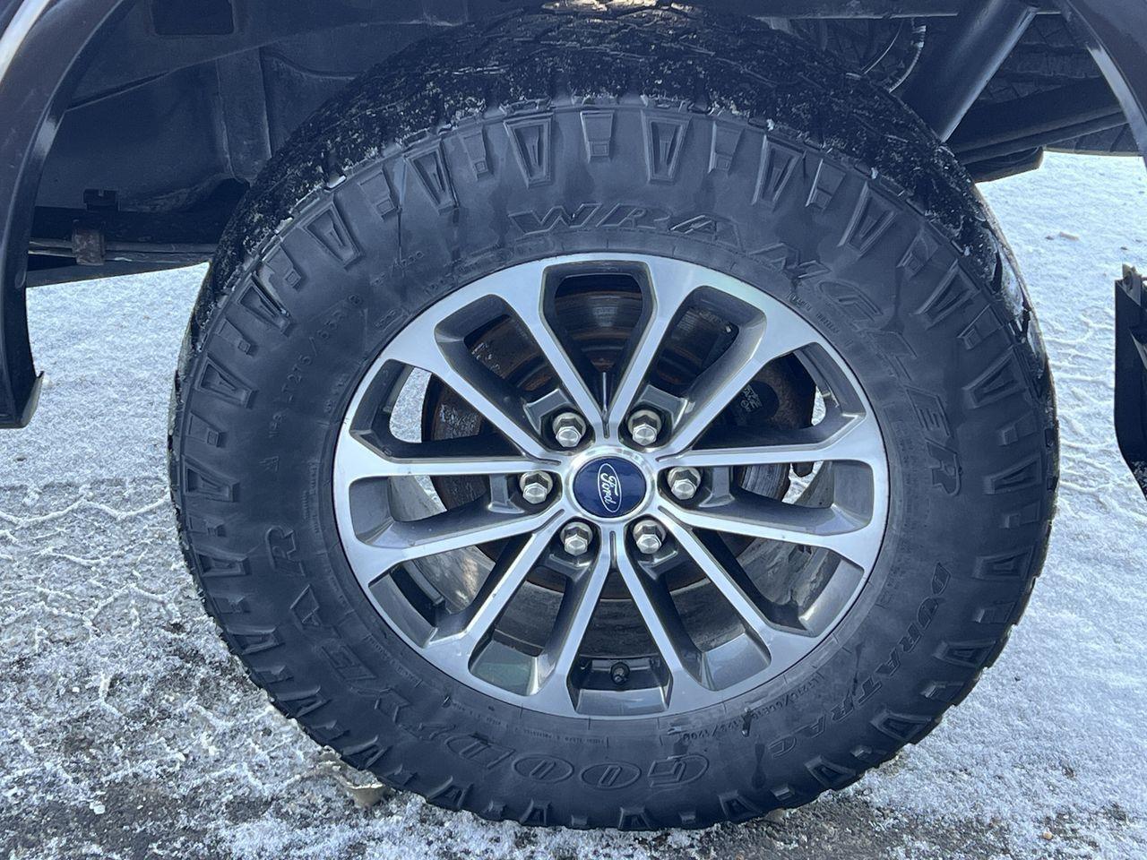 2019 Ford F-150 Lariat 4X4, MOONROOF, HEATED LEATHER SEATS, HEATED STEERING WHEEL, POWER TRUNKGATE, NAV, BACK UP CAM!! Photo