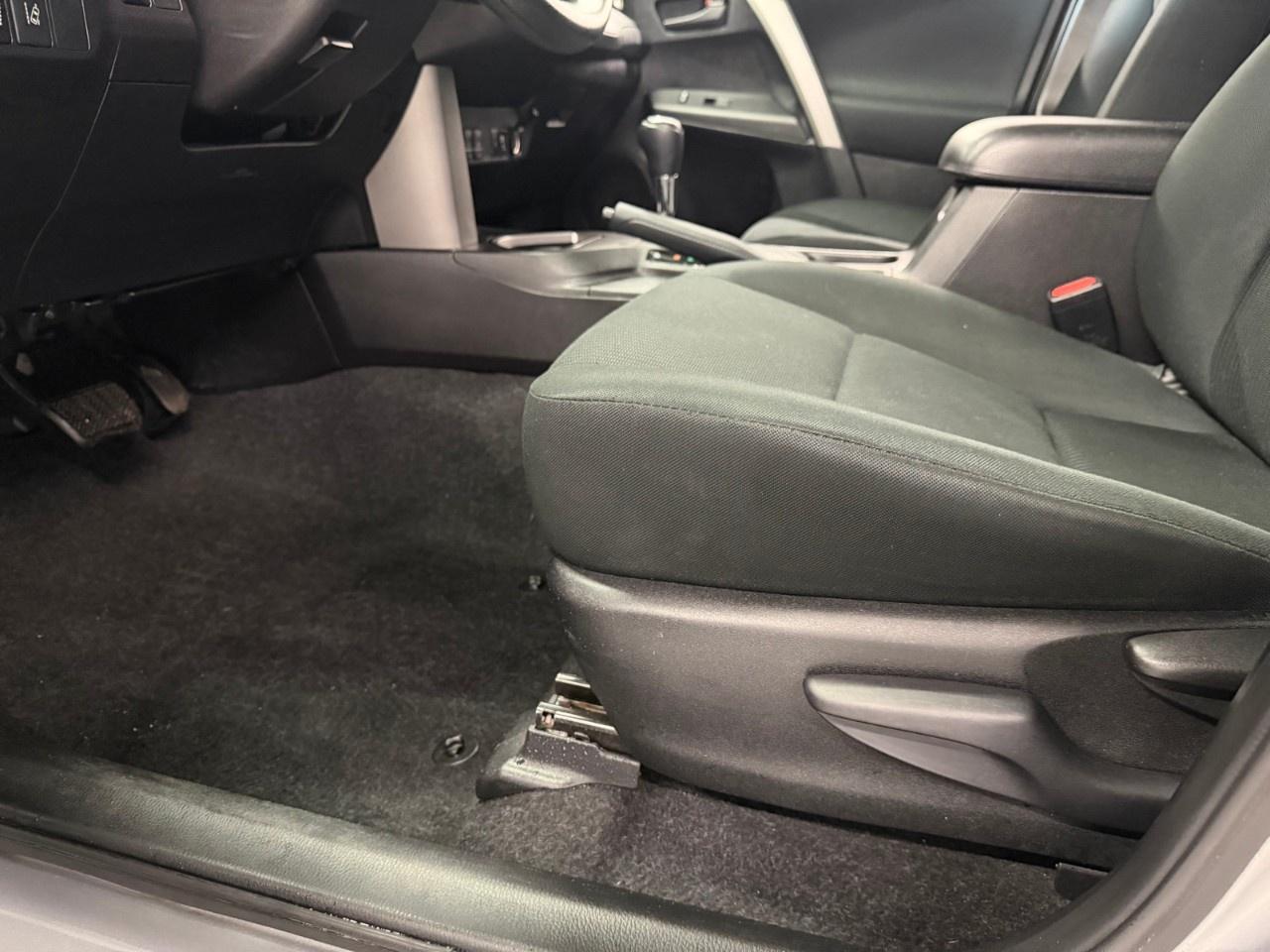 2018 Toyota RAV4 LE - BLUETOOTH - BACKUP CAMERA - KEYLESS ENTRY Photo