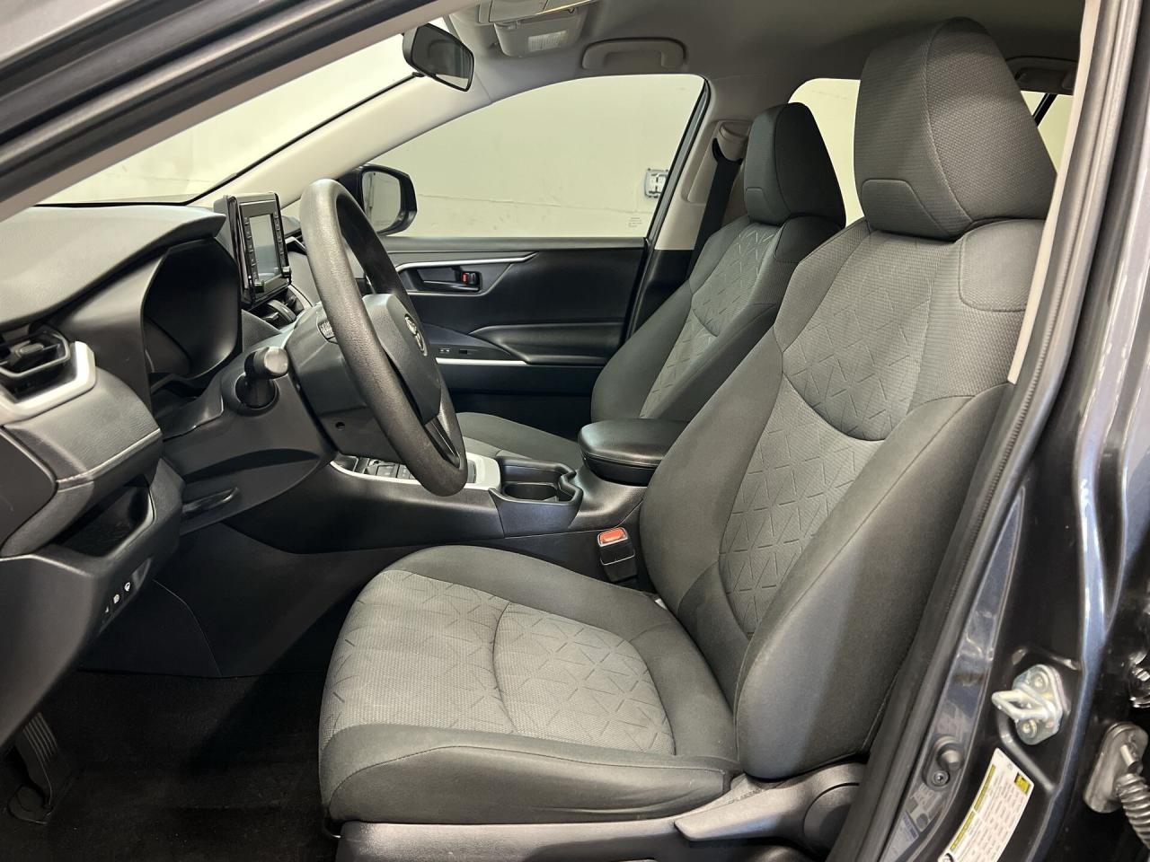 2022 Toyota RAV4 AWD | HEATED SEATS | CARPLAY | BLIND SPOT | A/C Photo