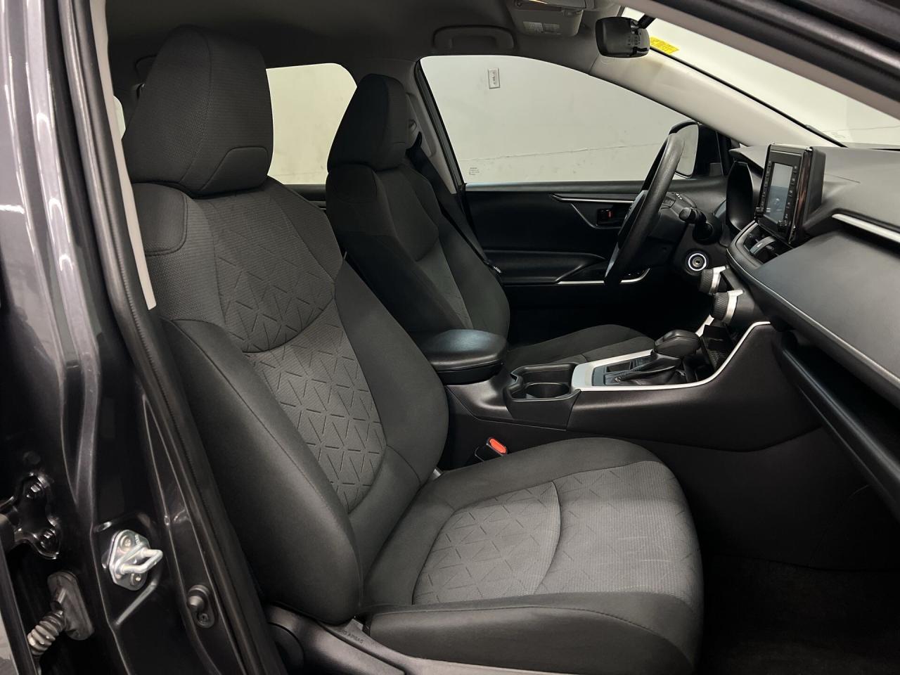 2022 Toyota RAV4 AWD | HEATED SEATS | CARPLAY | BLIND SPOT | A/C Photo