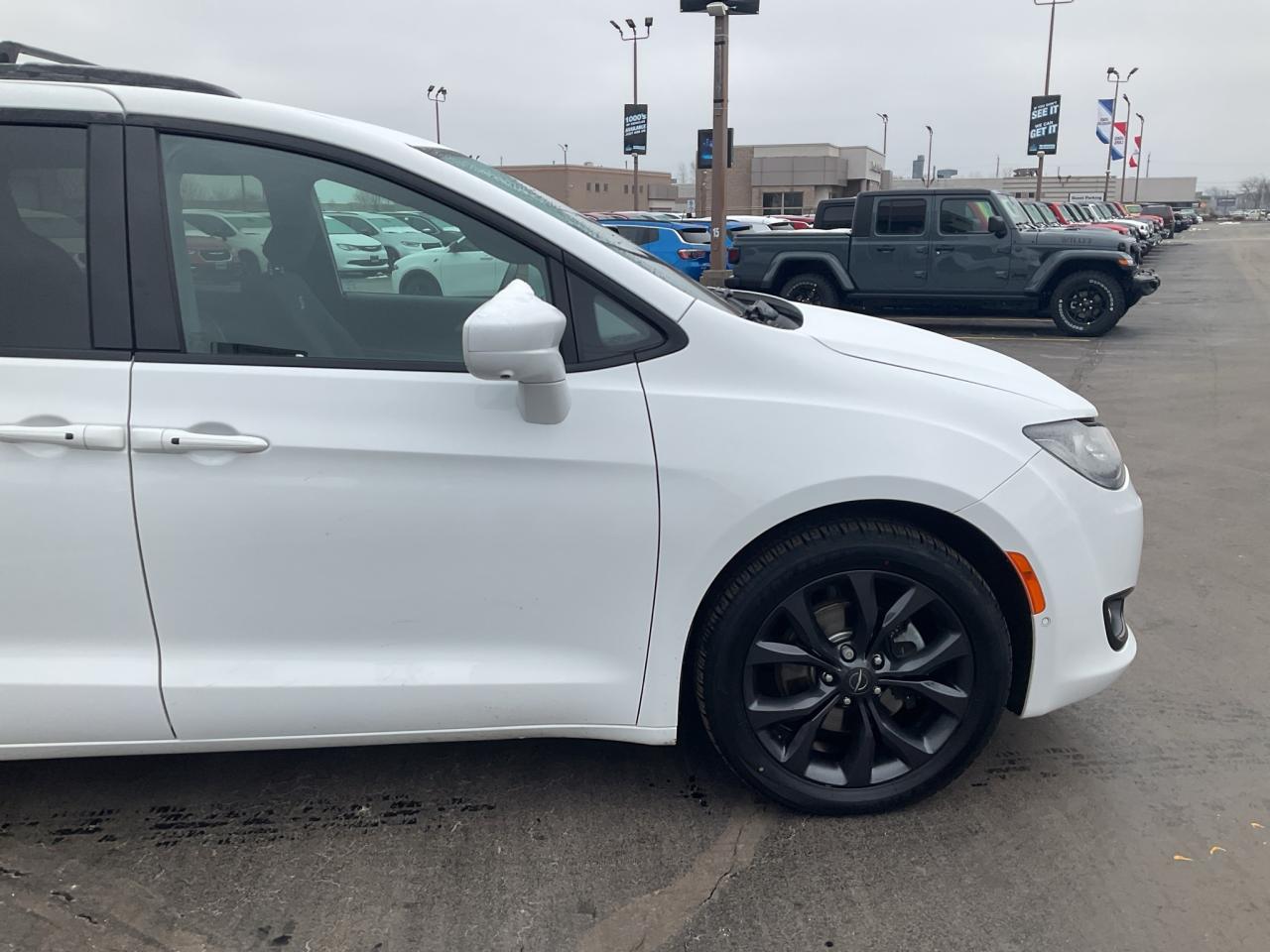 2020 Chrysler Pacifica S APPEARANCE PKG / ADV SAFETY / NAV / 20 WHEELS Photo