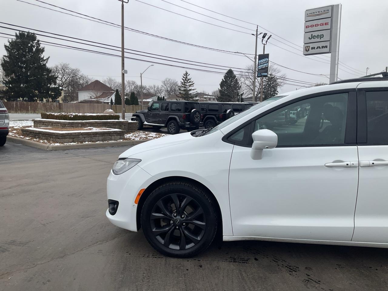 2020 Chrysler Pacifica S APPEARANCE PKG / ADV SAFETY / NAV / 20 WHEELS Photo