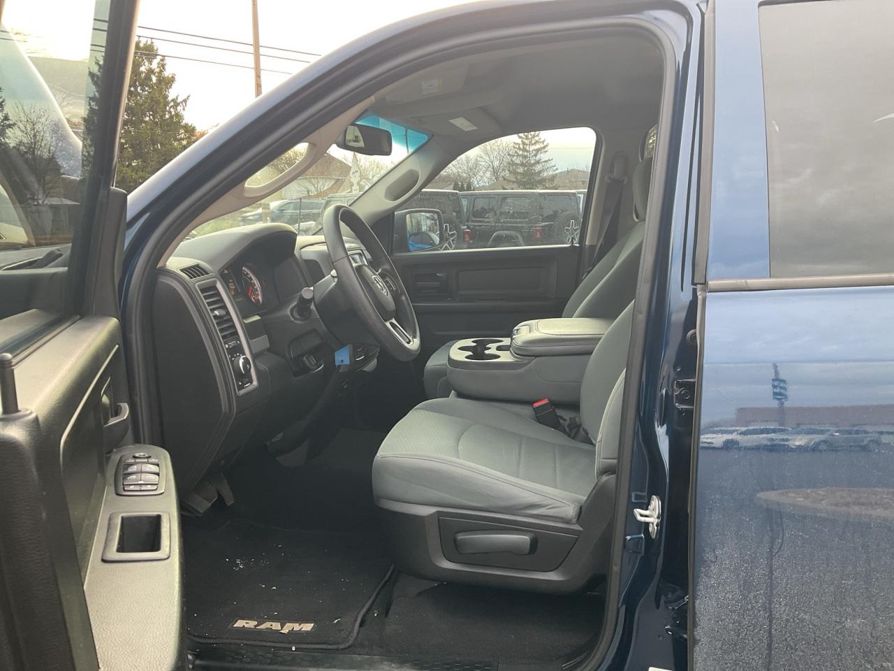 2019 RAM 1500 Crew Cab SXT PLUS QUAD CAB / V6 / 20 WHEELS / FOG LAMPS Photo
