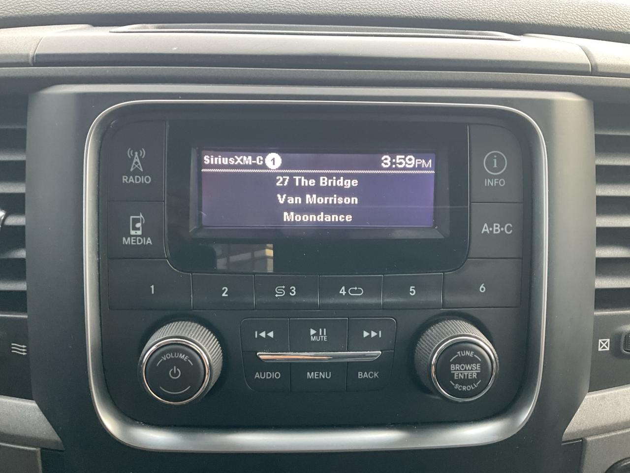 2019 RAM 1500 Crew Cab SXT PLUS QUAD CAB / V6 / 20 WHEELS / FOG LAMPS Photo