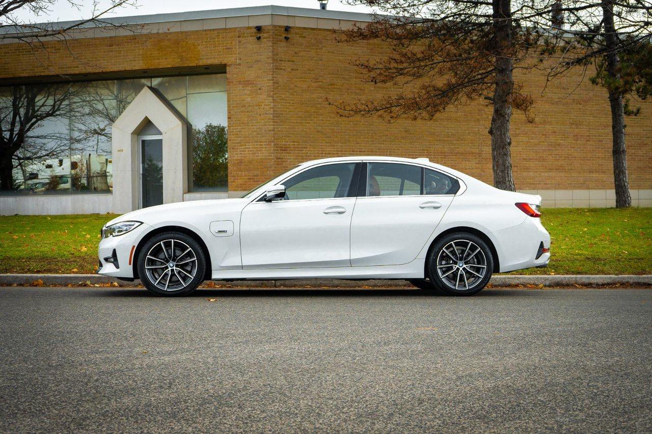 2022 BMW 3 Series 330e xDrive Photo4