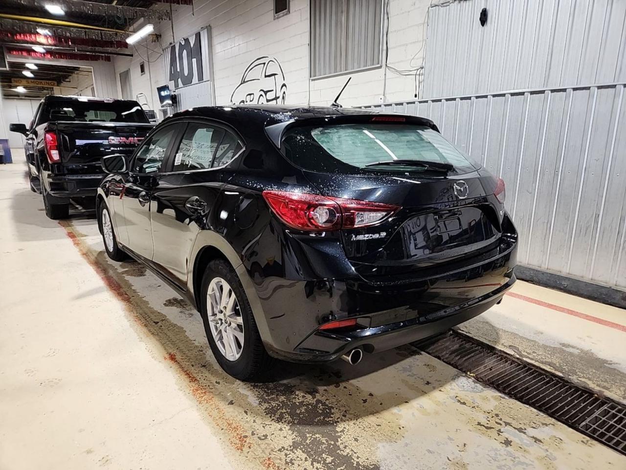 2018 Mazda MAZDA3 i Touring - Photo #2