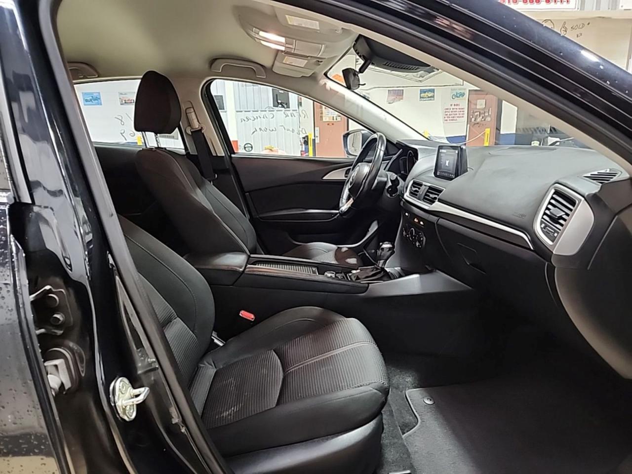 2018 Mazda MAZDA3 i Touring - Photo #5