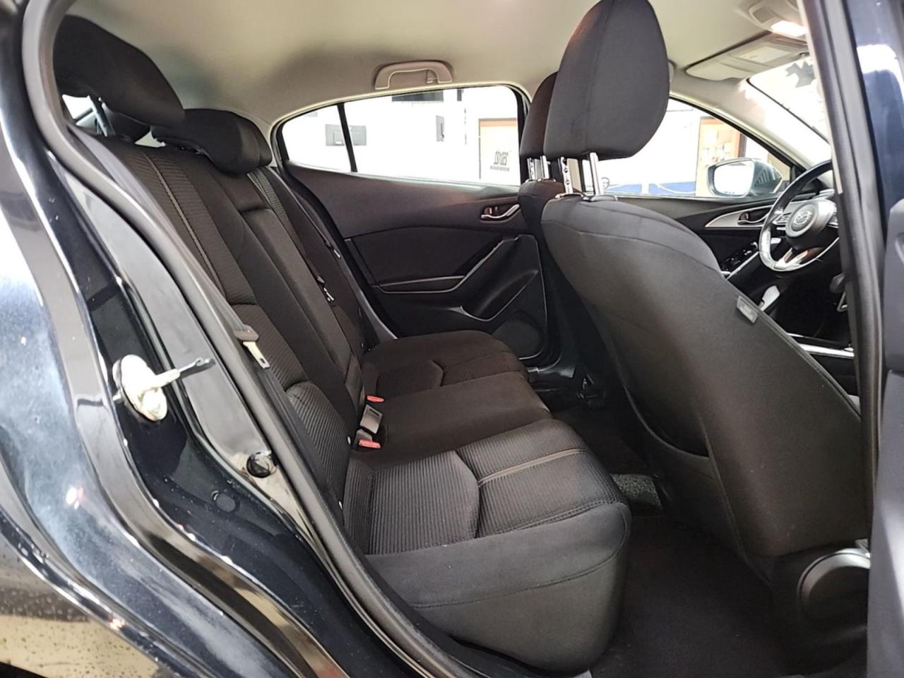 2018 Mazda MAZDA3 i Touring - Photo #10