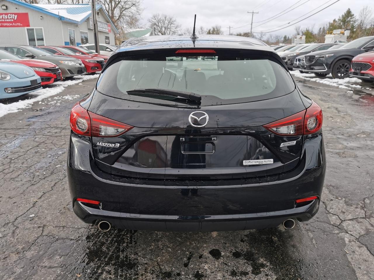2018 Mazda MAZDA3 i Touring Photo3