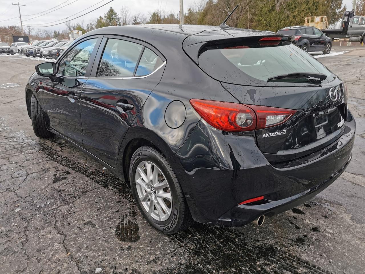 2018 Mazda MAZDA3 i Touring Photo2