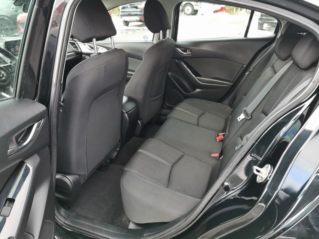 2018 Mazda MAZDA3 i Touring - Photo #13